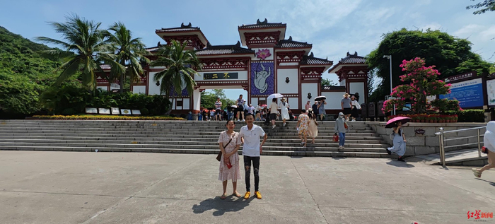 ▲阿杰与墨菲在三亚