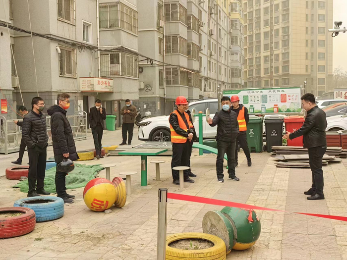 图为市住建局相关负责人现场督导改造工程。 张占祥 摄