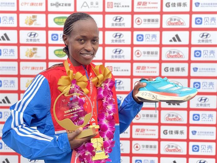 2023北京马拉松女子组冠军Vibian Chepkirui与比赛上脚跑鞋ADIZERO ADIOS PRO 3合影