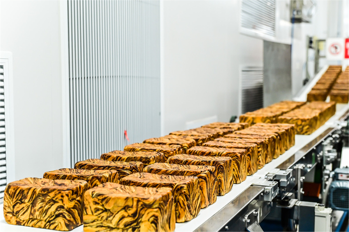 盒马投资建造的昆山糖盒工厂，夜间出炉的吐司 图片来源：企业供图