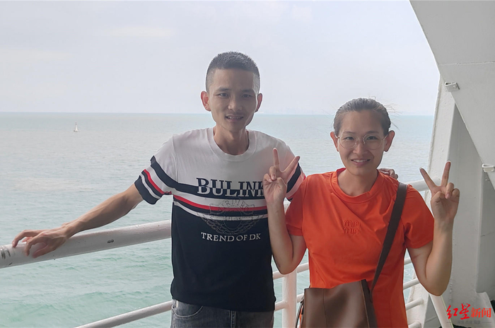 ▲过琼州海峡渡轮时，阿杰与墨菲合影