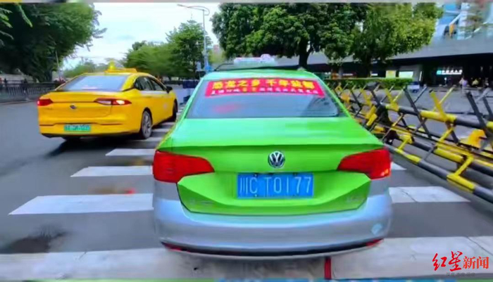 ▲路上总有人问“川C”在哪里，他索性在车上拉上一道横幅