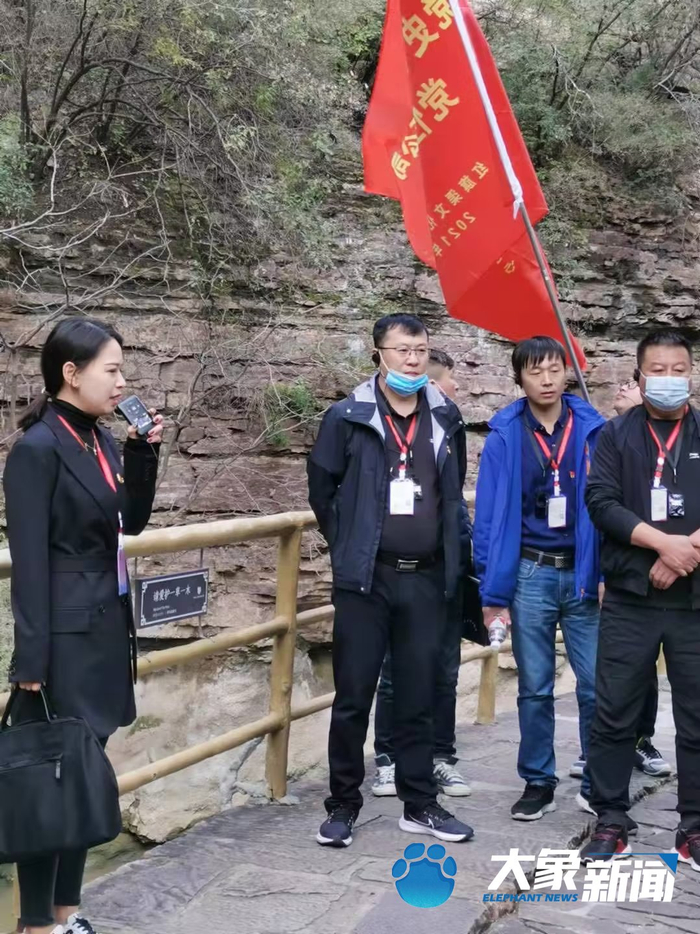 魏琳珍给全国各地的游客讲红旗渠的故事