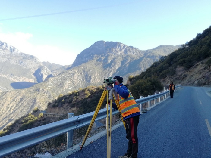 技术人员进行外业数据采集。