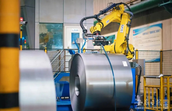 10月18日，位于安徽马鞍山的宝武马钢冷轧总厂采用机器人取代人工进行板卷打捆。张明伟 摄