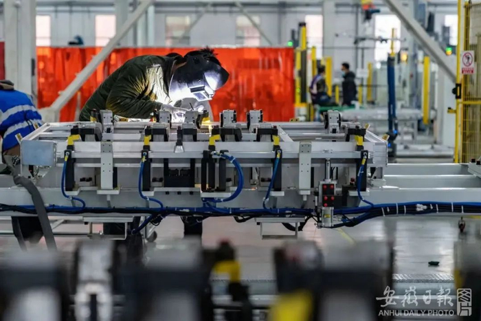 资料图：位于合肥市肥东县的国轩高科肥东基地电池壳体一号车间，工人在补焊工位前忙碌。阮雪枫 摄