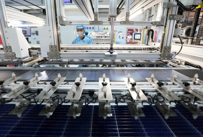 资料图：在淮北市烈山经济开发区一家新能源生产企业车间生产线上，工人正在赶制出口太阳能光伏组件。李鑫 杜磊 摄