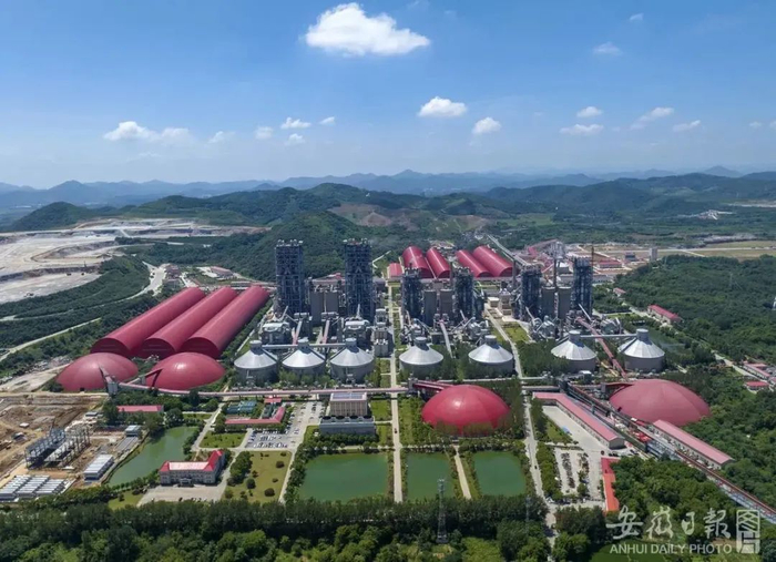 8月3日，在芜湖市繁昌区拍摄的芜湖海螺水泥有限公司超大型水泥熟料生产基地。肖本祥 摄