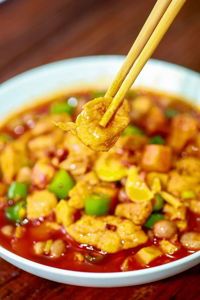 贵州风味的宫保鸡丁，偏重香辣，更容易刺激味觉。 摄影/卢勇