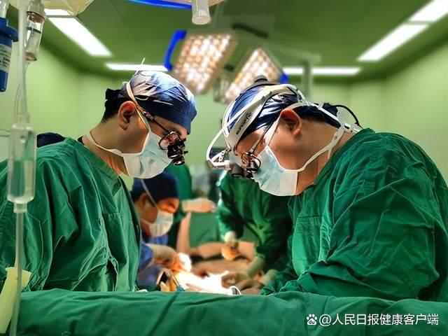 周嘉（右）、陈彤宇（左）行现代针刺麻醉无气管插管手术。受访者供图