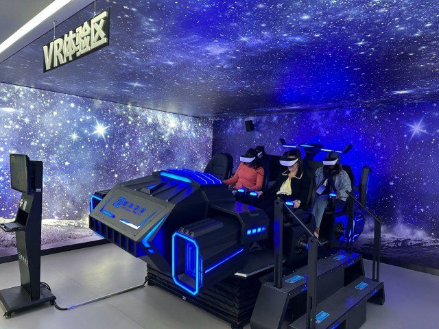 在vr体验区,国外青年代表沉浸式体验虚拟现实游戏场景.