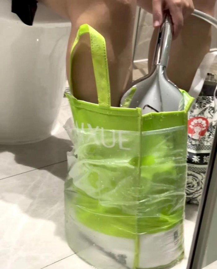 用打包袋当泡脚袋（图源自网络）