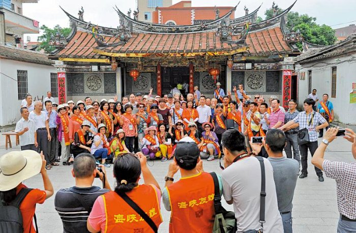 图：台湾乡亲在厦门开展“闽台同名村镇续缘之旅”并合影留念。\资料图片