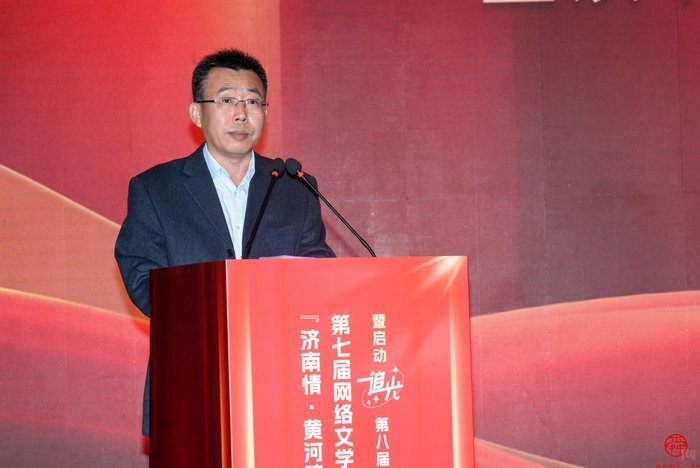 山东省作家协会副主席、《山东文学》主编刘玉栋宣读张炜贺词