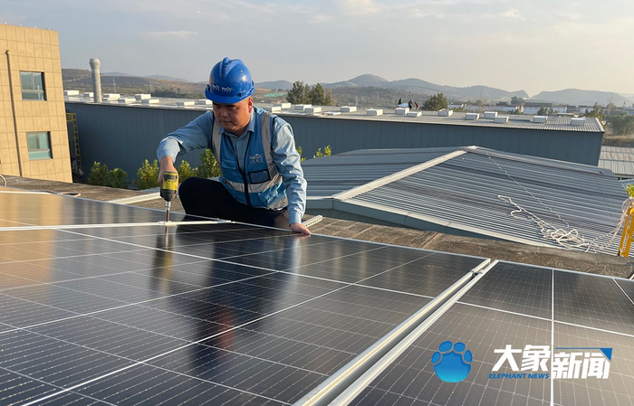 返乡创业的段鑫波在村中安装光伏板