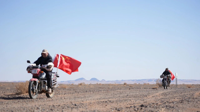 护边员都仁开展辖区巡逻