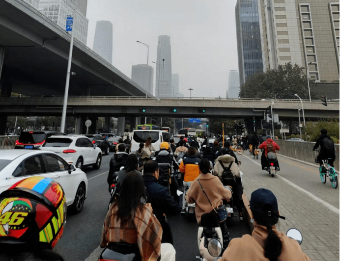 图/早高峰的电动两轮车出行，来源/新能源行业观察拍摄