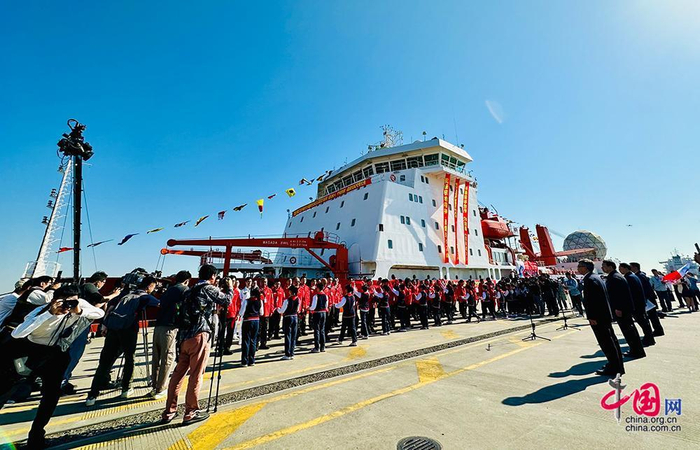 2023年11月1日，中国第40次南极考察启程。图为启航仪式现场少先队员为科考队员代表配戴红領巾。中国网 戴凡 摄影