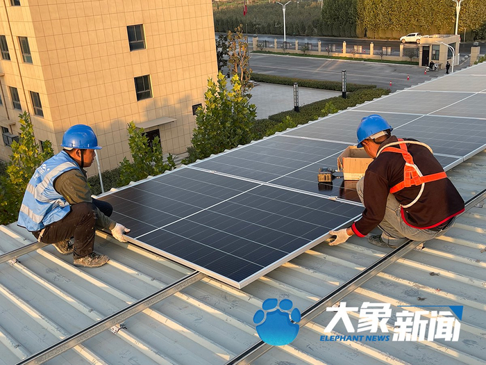 工人们正在安装和检查光伏板