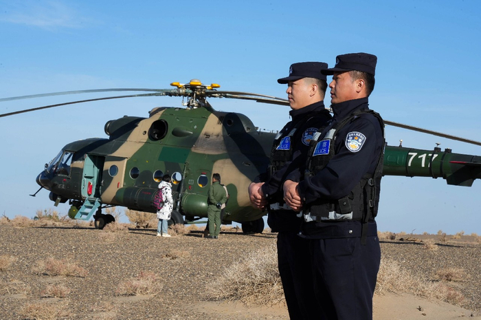 民警执行外围安保任务