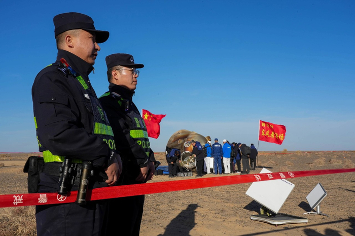 民警执行返回舱安保警戒任务