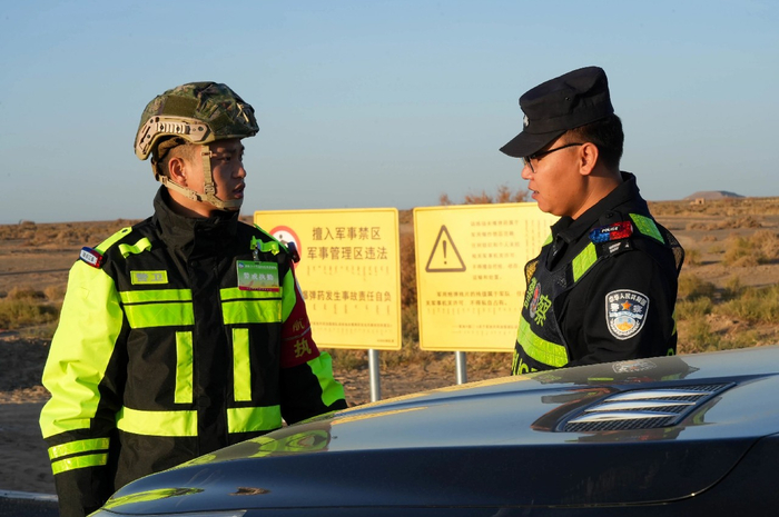 阿拉善边境管理支队民警在重点区域执勤