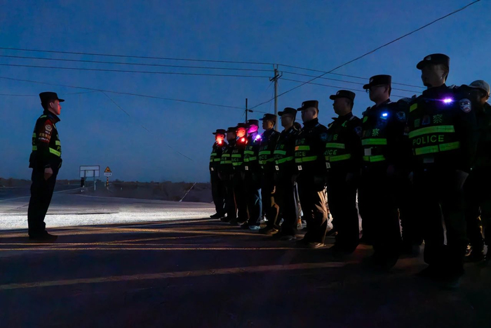 执行外围安保任务民辅警到达指定地点