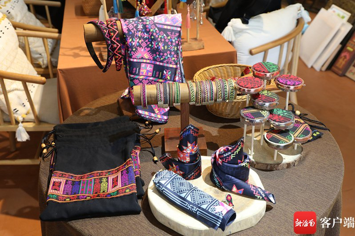 　　黄映瑶设计研发的部分黎族文创产品。记者 郑光平 摄