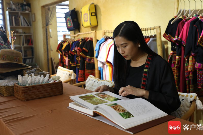 　　闲暇时间，黄映瑶还会找来写黎族文化的书来学习。记者 郑光平 摄