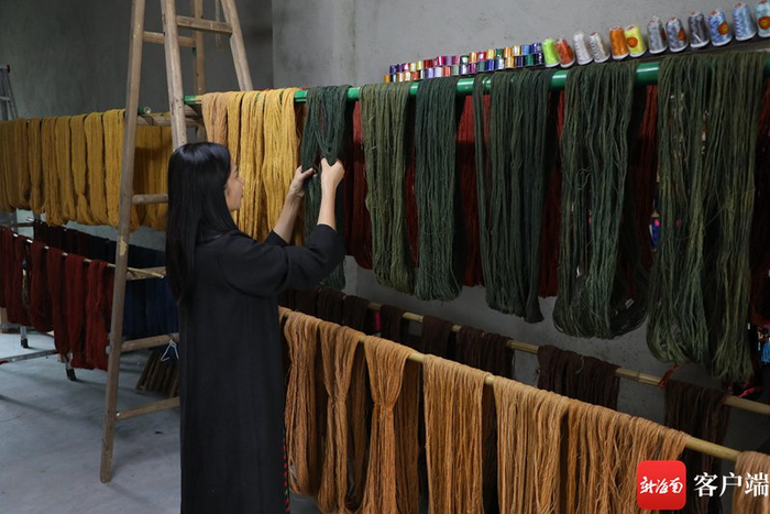 　　黄映瑶正在将染好色的线进行梳理。记者 郑光平 摄