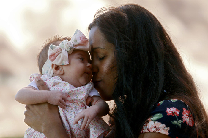 一名美国母亲抱着孩子（资料图）