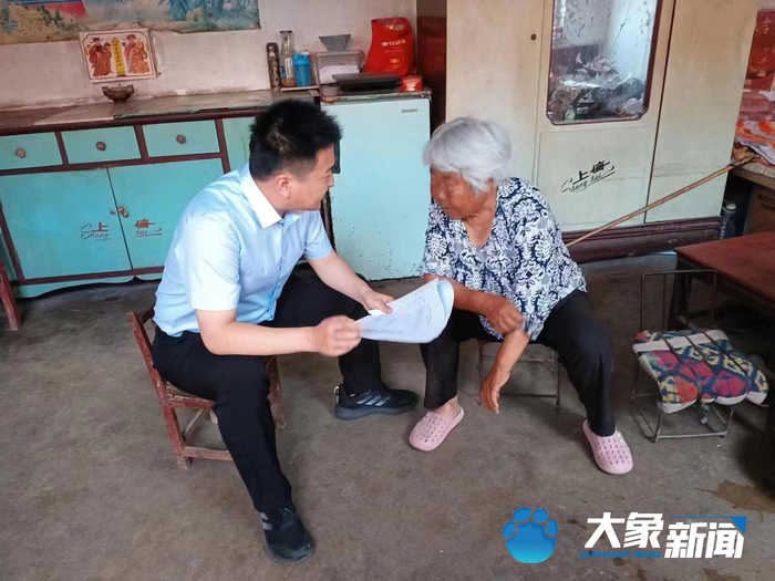 申腾宇在村中走访调研