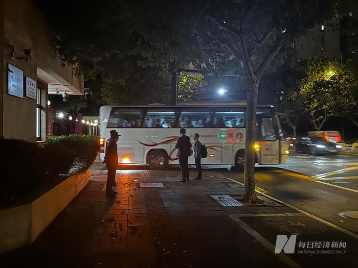 深夜的法院门口，一辆大巴驶出 图片来源：每经记者 黄海 摄