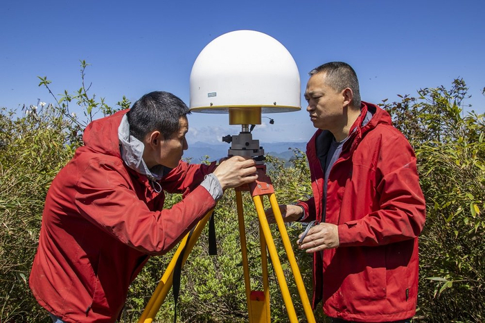 技术人员进行外业数据采集。
