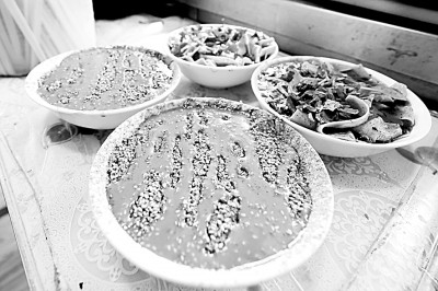 　　让人味蕾生津的面茶、锅巴菜。