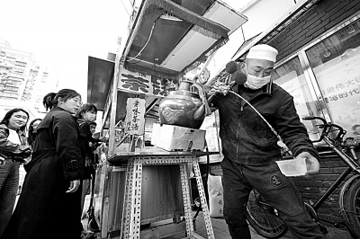 　　在西北角欢庆西胡同，商家在制作老味儿茶汤。