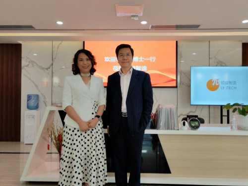 (图为领益智造董事长曾芳勤女士与李开复博士合影)