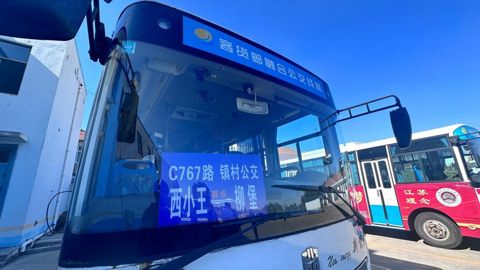 图为西小王镇“客货邮”一体公交车。新华社记者张钟仁 摄