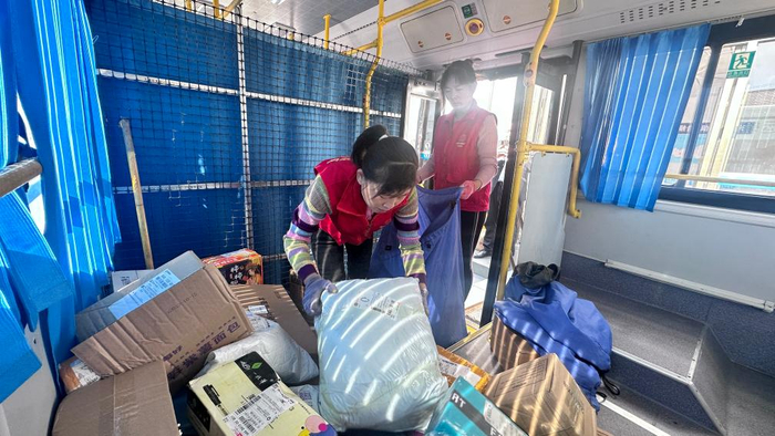 图为镇服务站工作人员将快递卸车。新华社记者张钟仁 摄