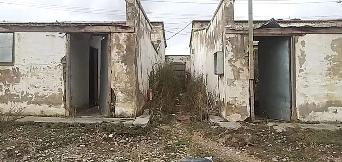 图：索县1号加油站员工曾经住了十几年的铁皮房