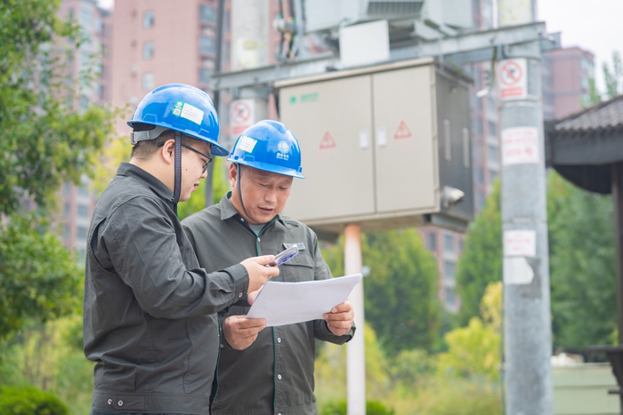 图为国网济源供电公司轵城供电所工作人员利用“一模多图”微应用现场导航定位功能，到台区开展巡视检查