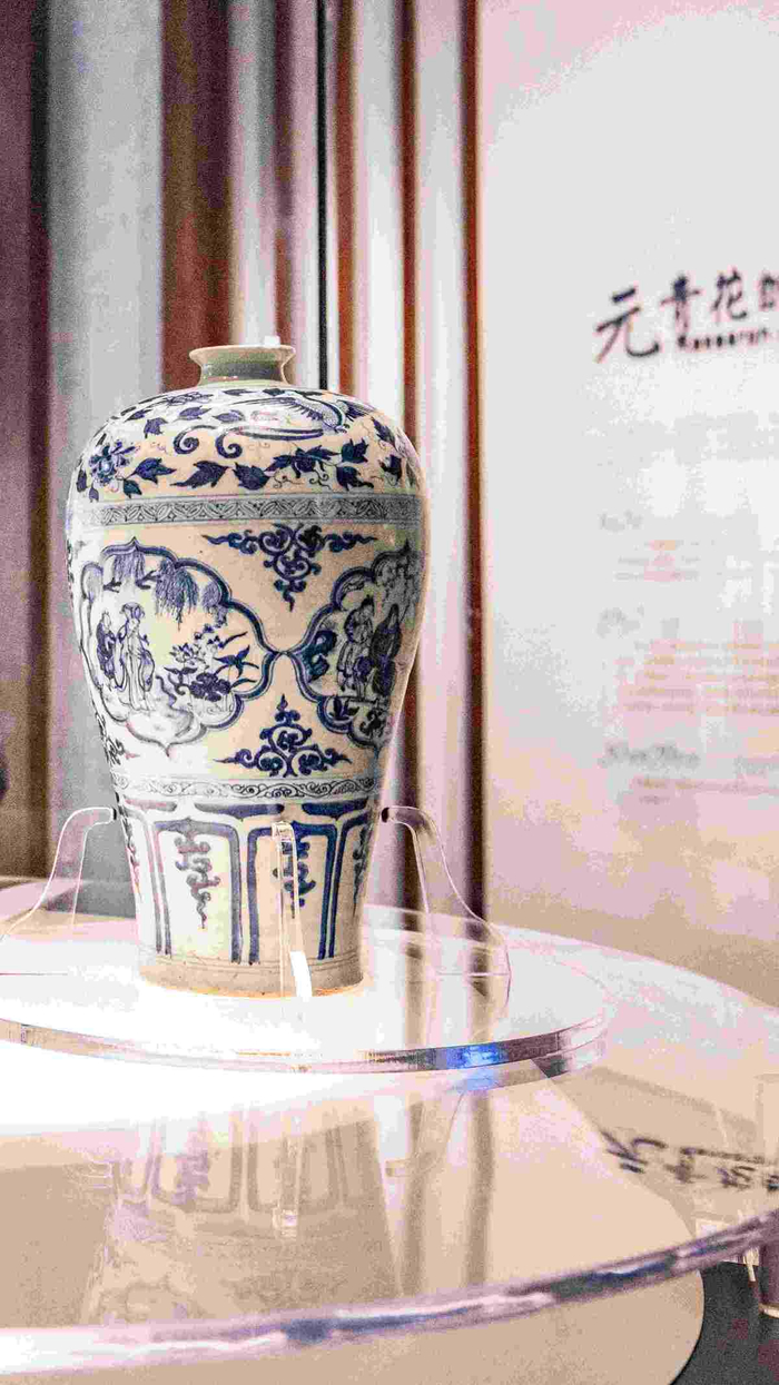 湖北省博物馆的元青花四爱图梅瓶、武汉博物馆的元青花四爱图梅瓶，分别是两馆的镇馆之宝。（湖北日报全媒记者 薛婷 摄）