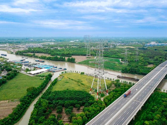 2023年夏天，绿色电力通过特高压电网注入浙江。新华网发 彭艳珍 摄