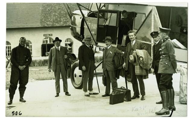 1926年7月，Kaspar Winkler（右起第三）在人员陪同下从法兰克福到伦敦就成立西卡有限公司进行谈判。