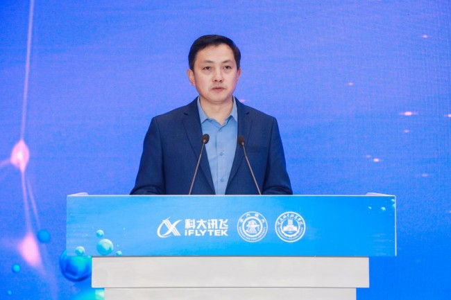 图 重庆市经济信息委二级巡视员陈建军讲话