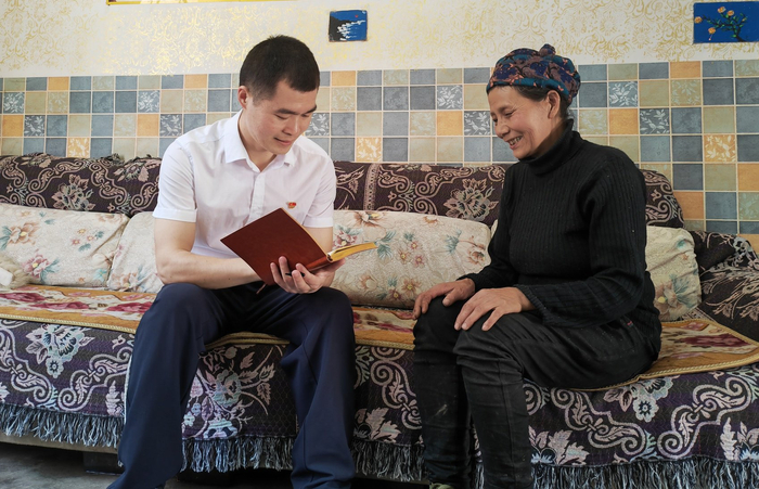 图为来自省纪委监委的驻村干部曾伟正在帮扶地凉山州雷波县马颈子镇甲