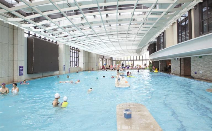     游客在安顺豪生温泉度假酒店泡温泉。    贵州日报天眼新闻记者 杨曦 摄