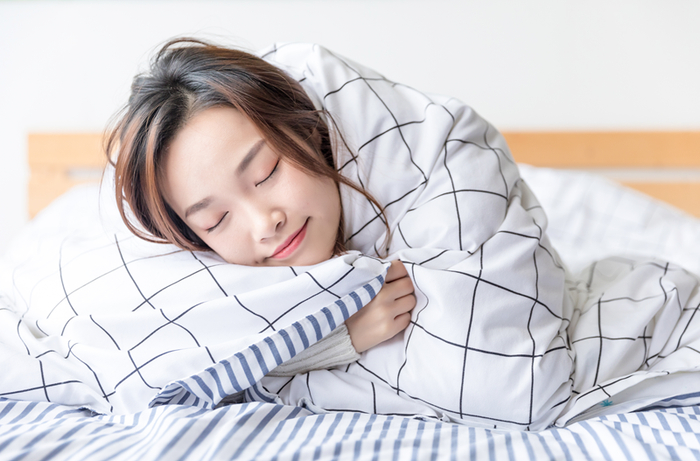 消费者居家盖被子场景图。（图片由摄图网提供）