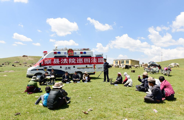 刚察县人民法院利用巡回审判车，就地开庭审理草场纠纷。省高级人民法院供图