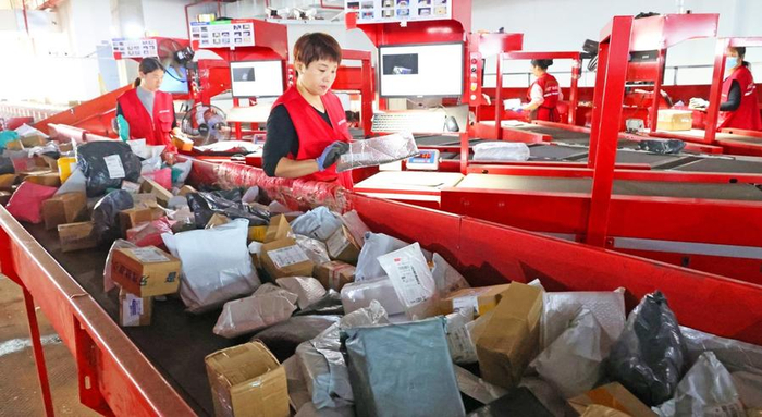 位于连云港高新区新浦工业园内的连云港市公用配送中心，工作人员正在分拣快递包裹。（图片由CNSPHOTO提供）